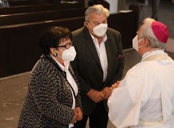 Bischof em. Dr. Friedhelm Hofmann feierte am Freitagnachmittag, 25. Juni, einen Dankgottesdienst mit Ehepaaren, die seit 50, 60 oder 65 Jahren verheiratet sind. Anschließend spendeten der Bischof sowie weitere Priester und Diakone den Jubilaren mit Abstand den Segen.