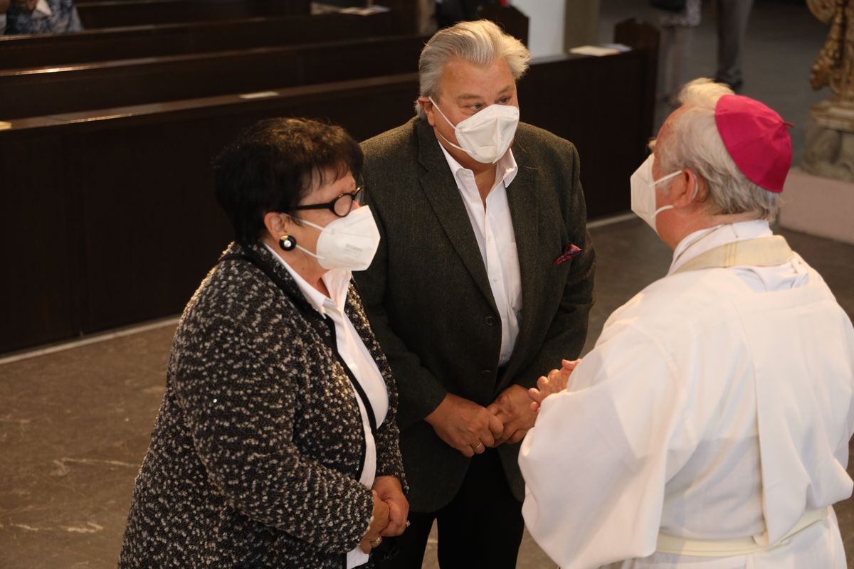 Bischof em. Dr. Friedhelm Hofmann feierte am Freitagnachmittag, 25. Juni, einen Dankgottesdienst mit Ehepaaren, die seit 50, 60 oder 65 Jahren verheiratet sind. Anschließend spendeten der Bischof sowie weitere Priester und Diakone den Jubilaren mit Abstand den Segen.