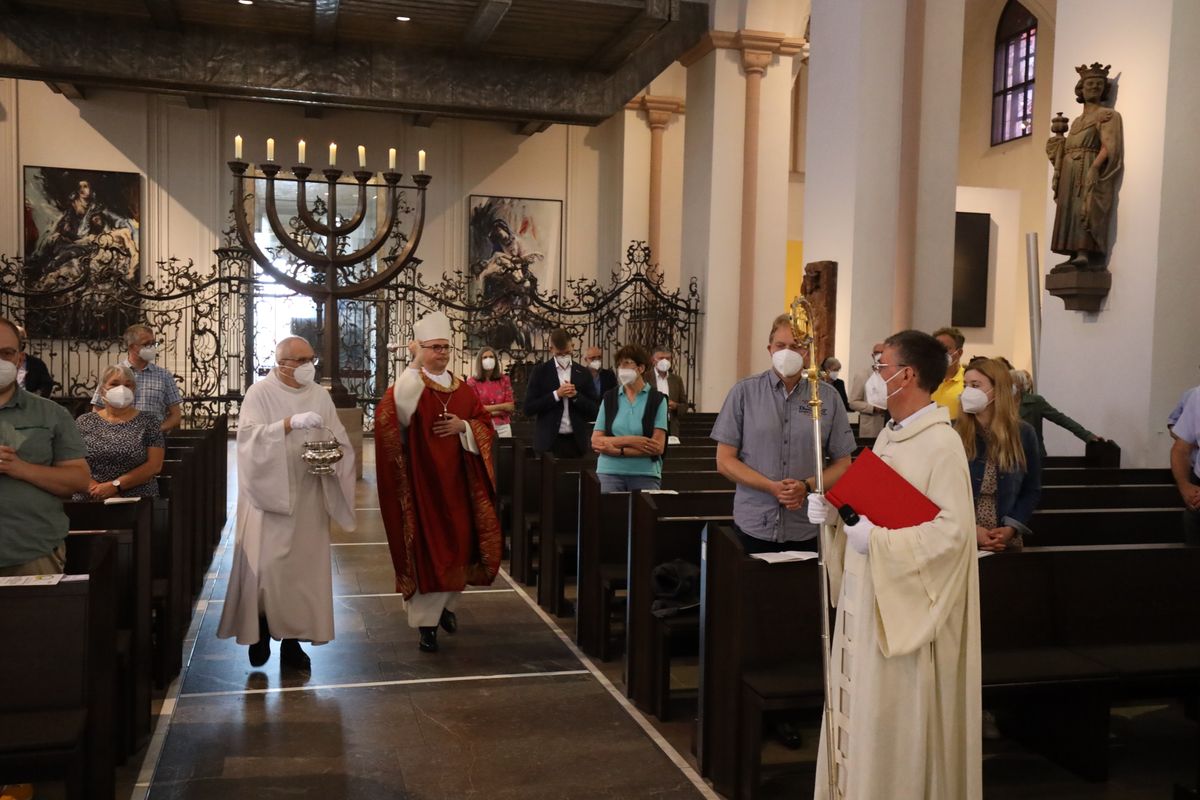 2821/0665 Pasti-Jubiläum_28729 Mit einem Kiliani-Pontifikalgottesdienst im Kiliansdom mit Bischof Dr. Franz Jung ist am Dienstagabend, 6. Juli, das 50. Jubiläum der Berufsgruppe der Pastoralreferentinnen und -referenten im Bistum Würzburg gefeiert worden.