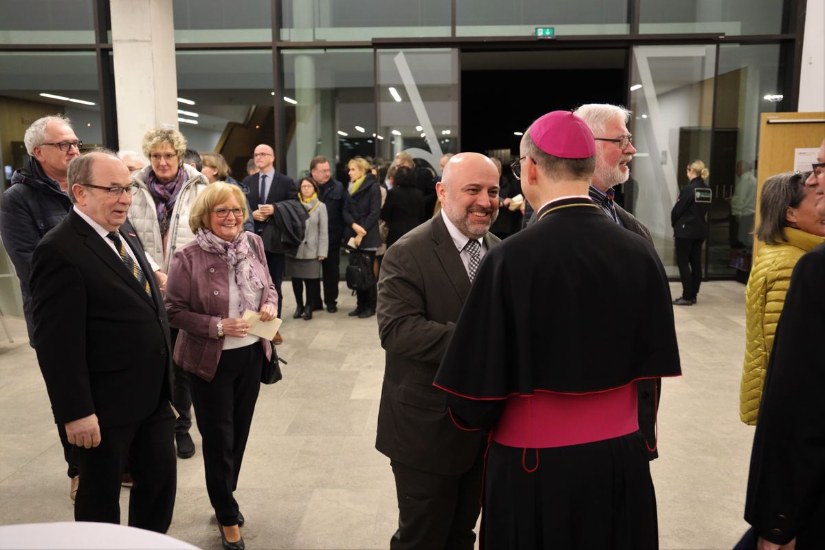 Bischof Dr. Franz Jung begrüßte gemeinsam mit Generalvikar Thomas Keßler und Domkapitular Clemens Bieber, Vorsitzender des Diözesan-Caritasverbands, die Gäste am Eingang des Hörsaalgebäudes. 