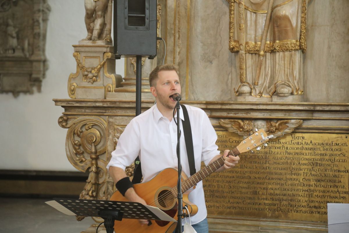 2721/0661 Ministranten-Gottesdienst_28687 Weihbischof Ulrich Boom hat anlässlich der Kiliani-Wallfahrtswoche mit den Ministranten einen Gottesdienst im Würzburger Dom gefeiert.