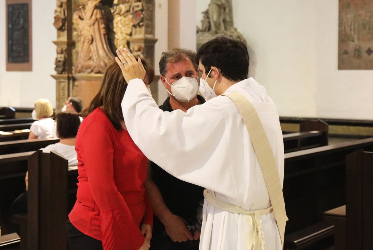 2621/0613 Gottesdienst für Ehejubilare Generalvikar Dr. Vorndran am Freitag, 25. Juni 2021_27651 Generalvikar Dr. Jürgen Vorndran feierte am Freitagabend, 25. Juni, einen Dankgottesdienst mit Ehepaaren, die seit 25 Jahren verheiratet sind. Anschließend spendeten der Generalvikar sowie weitere Priester und Diakone den Jubilaren mit Abstand den Segen.