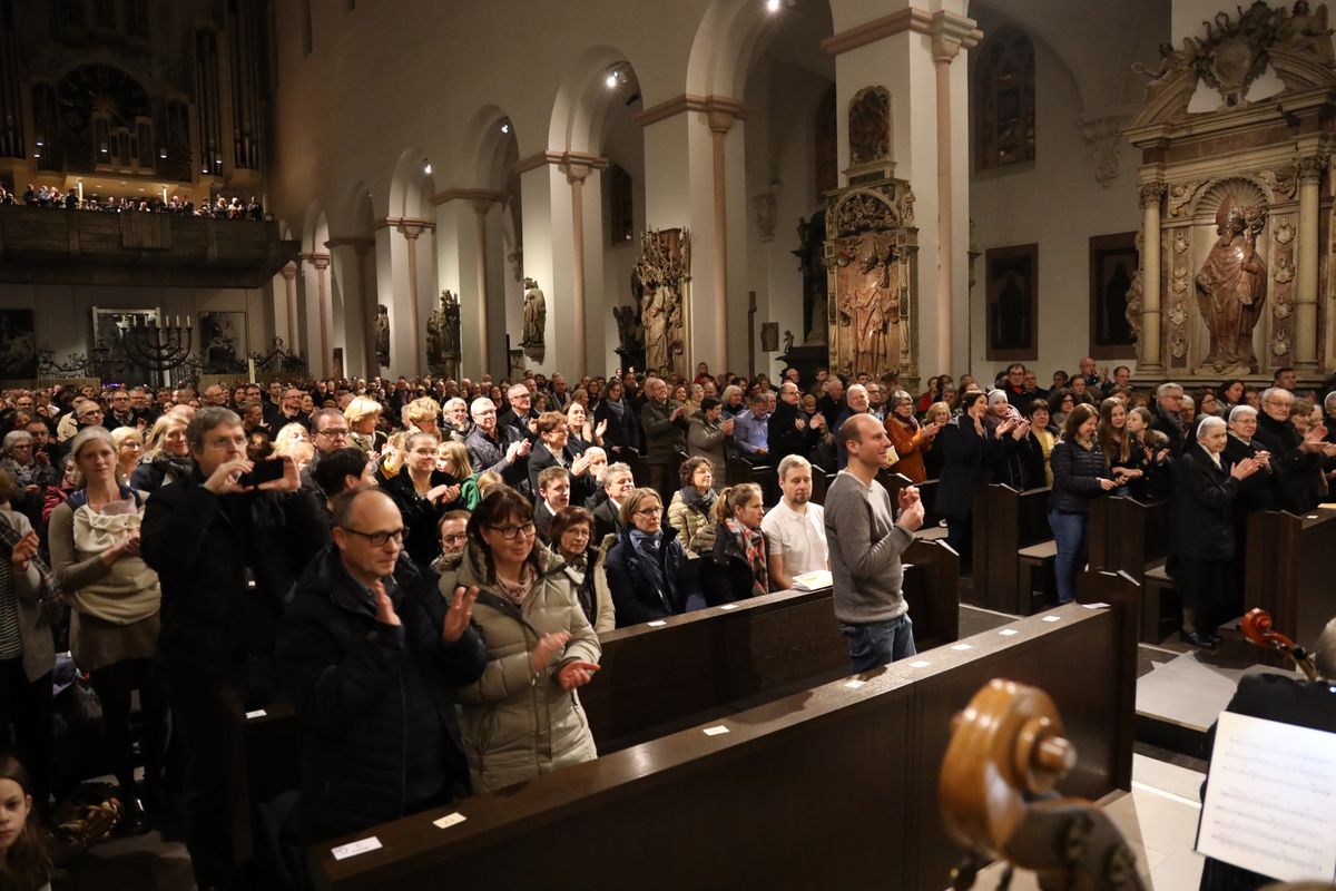 "Weihnachten traditionell" war das Konzert der Mädchenkantorei am Würzburger Dom und des Orchesters Camerata Würzburg unter der Leitung von Domkantor Alexander Rüth am dritten Adventssonntag, 15. Dezember, überschrieben.  "Weihnachten traditionell" war das Konzert der Mädchenkantorei am Würzburger Dom und des Orchesters Camerata Würzburg unter der Leitung von Domkantor Alexander Rüth am dritten Adventssonntag, 15. Dezember, überschrieben.
