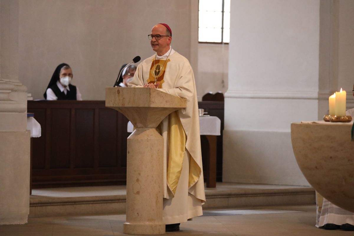 Bei einem feierlichen Gottesdienst in der Seminarkirche Sankt Michael in Würzburg mit Bischof Dr. Franz Jung am Montagabend, 26. Juli, sind Regens Stefan Michelberger und Subregens Stefan Fleischmann verabschiedet und Regens Peter Göttke offiziell begrüßt worden. 