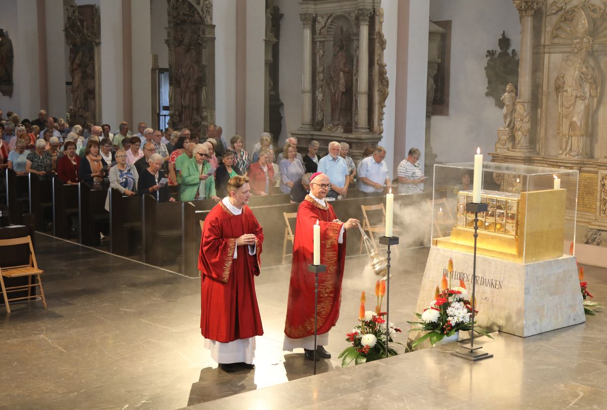 Bischof Dr. Franz Jung feierte am Donnerstag, 10. Juli 2025, einen Kiliani-Wallfahrtsgottesdienst mit Gläubigen aus der Region Würzburg. Eine Begegnung auf dem Kiliansplatz schloss sich an.