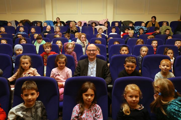 Viel Spaß hatten Bischof Dr. Franz Jung und rund 130 Vorschulkinder plus Erzieher beim gemeinsamen Ansehen des Kinofilms der Augsburger Puppenkiste über die Weihnachtsgeschichte im Bad Neustädter Rex-Kino und dem Austausch hinterher. 