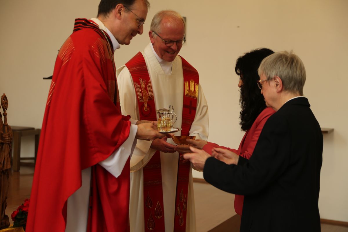 Weihbischof Paul Reder hat am Mittwoch, 9. Juli, einen Kiliani-Gottesdienst in der Kapelle der Ritaschwestern am Juliusspital Hospiz in Würzburg gefeiert. Nach dem Gottesdienst besuchte er das Hospiz und kam in den Austausch mit Mitarbeitenden und Gästen.