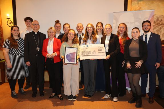 Die Kolpingjugend Aub mit den Schirmpat(inn)en, Laudator(inn)en und Moderatorinnen des Abends.  Die Kolpingjugend Aub mit den Schirmpat(inn)en, Laudator(inn)en und Moderatorinnen des Abends.