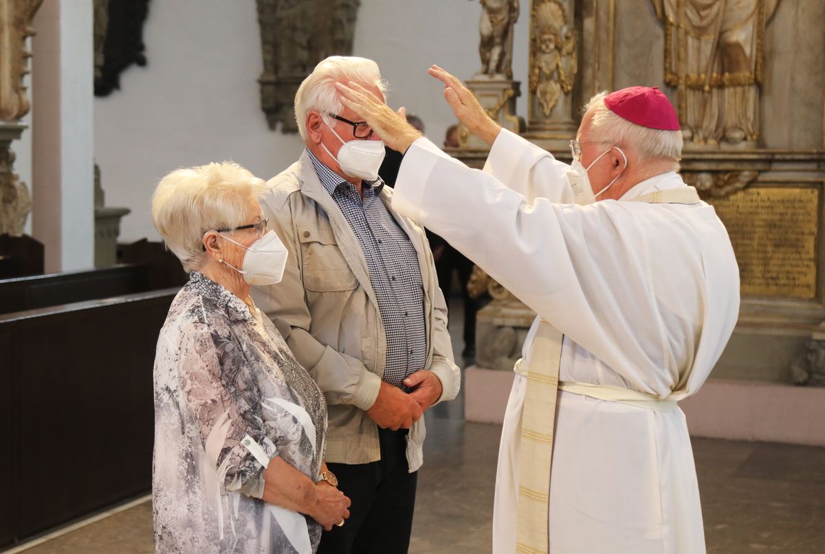 	 Weihbischof Ulrich Boom feierte am Mittwochnachmittag, 30. Juni, einen Gottesdienst für Ehepaare, die 2020 oder 2021 ihr goldenes, diamantenes oder eisernes Ehejubiläum hatten. Im Anschluss konnten sich die Paare segnen lassen.