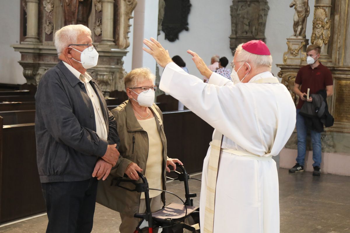 	 Weihbischof Ulrich Boom feierte am Mittwochnachmittag, 30. Juni, einen Gottesdienst für Ehepaare, die 2020 oder 2021 ihr goldenes, diamantenes oder eisernes Ehejubiläum hatten. Im Anschluss konnten sich die Paare segnen lassen.