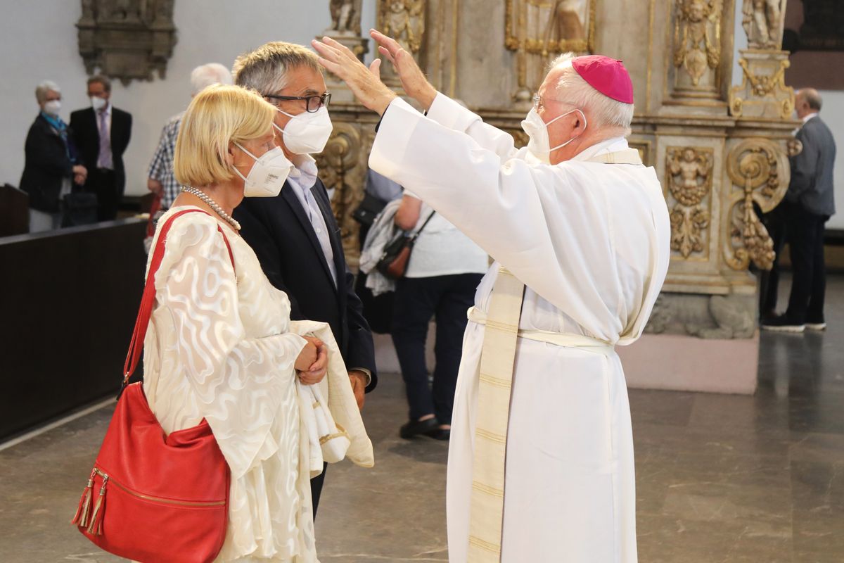 	 Weihbischof Ulrich Boom feierte am Mittwochnachmittag, 30. Juni, einen Gottesdienst für Ehepaare, die 2020 oder 2021 ihr goldenes, diamantenes oder eisernes Ehejubiläum hatten. Im Anschluss konnten sich die Paare segnen lassen.