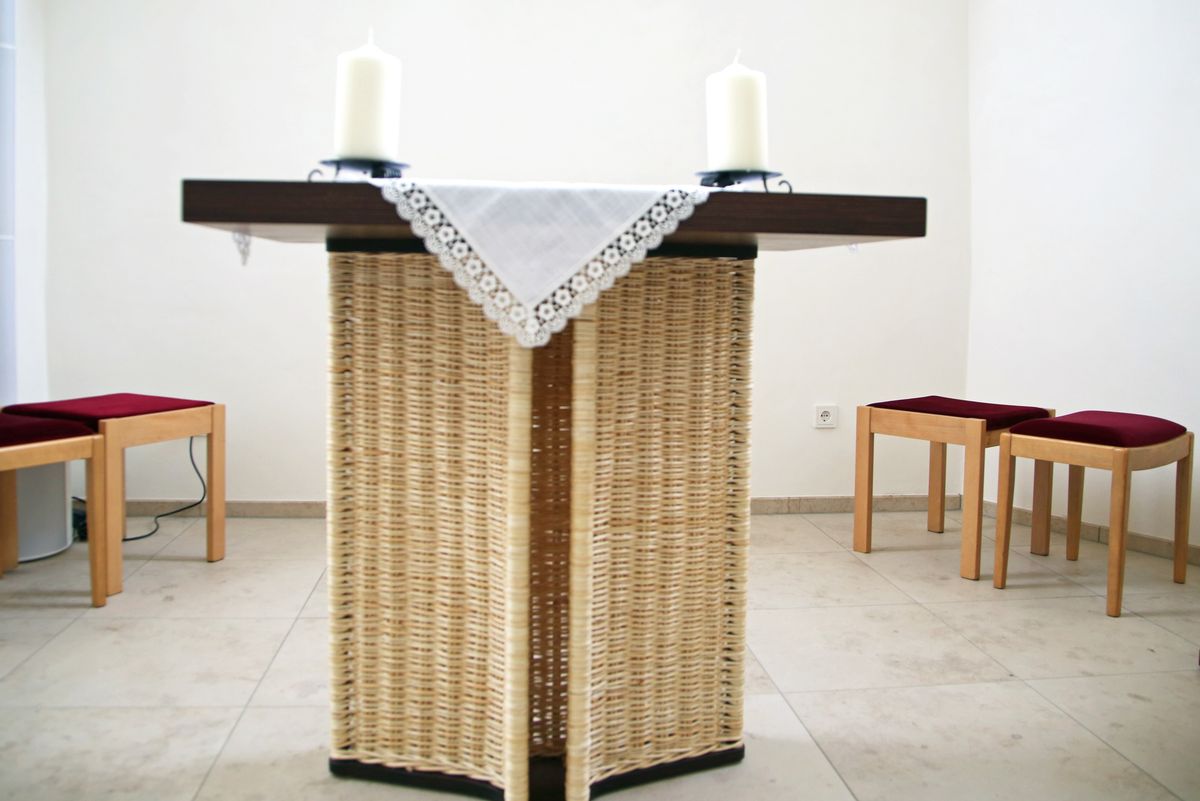 Blick auf den neuen Altar in der Andachtskapelle, der von einem Korbmachermeister aus Sand geflochten wurde. Blick auf den neuen Altar in der Andachtskapelle, der von einem Korbmachermeister aus Sand geflochten wurde.