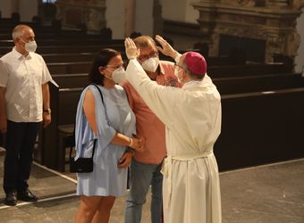 Mit rund 100 Ehepaaren aus der ganzen Diözese hat Bischof Dr. Franz Jung am Montagabend, 28. Juni, einen Gottesdienst im Würzburger Kiliansdom gefeiert. Eingeladen waren Ehejubilare, die in den Jahren 2020 und 2021 ihr silbernes Ehejubiläum feiern. Nach dem Gottesdienst ließen sich die Ehepartner von Bischof Jung und weiteren Priestern und Diakonen mit Abstand segnen.