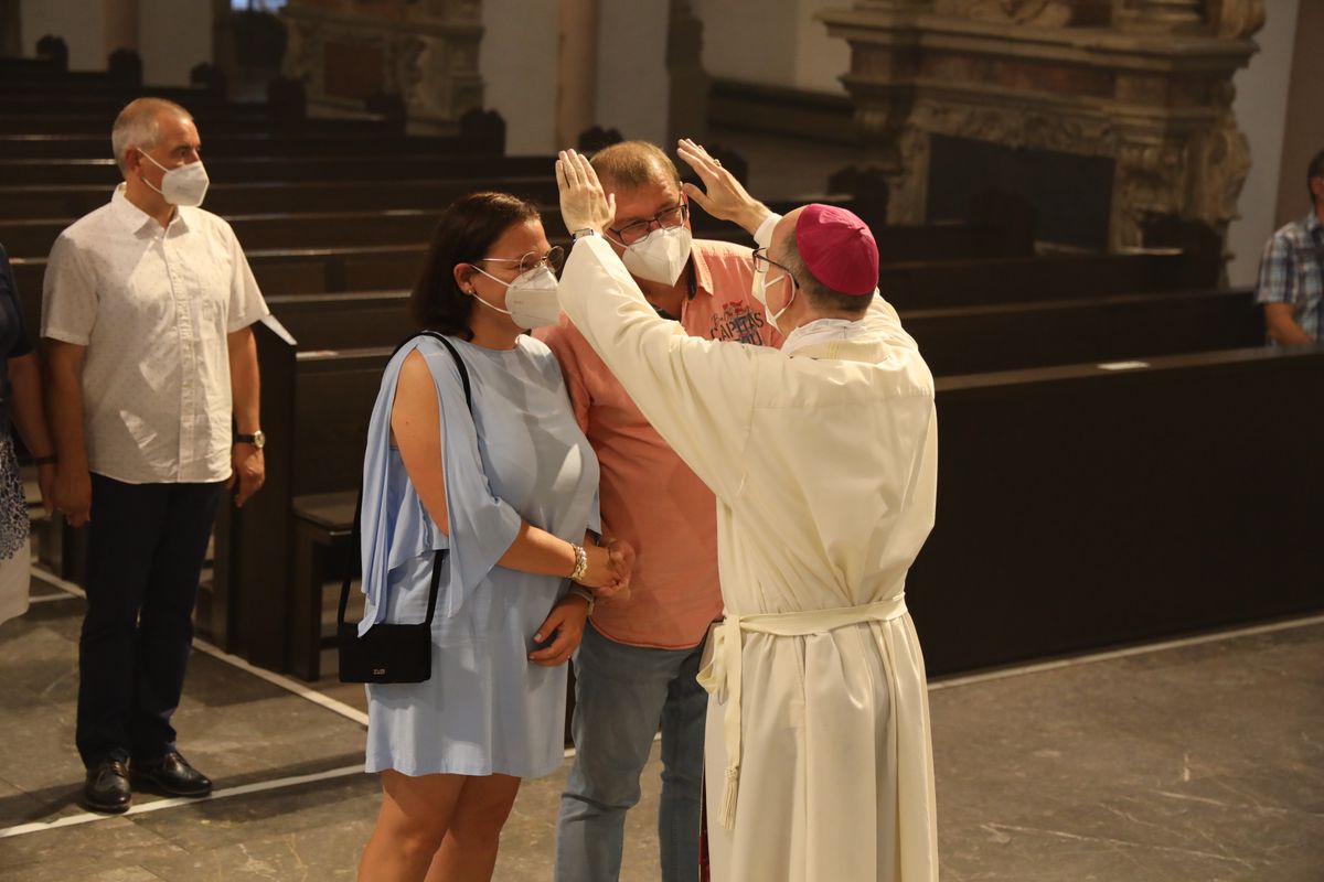 2621/0619 Ehejubilare Bischof 28. Juni Abend_27976 Mit rund 100 Ehepaaren aus der ganzen Diözese hat Bischof Dr. Franz Jung am Montagabend, 28. Juni, einen Gottesdienst im Würzburger Kiliansdom gefeiert. Eingeladen waren Ehejubilare, die in den Jahren 2020 und 2021 ihr silbernes Ehejubiläum feiern. Nach dem Gottesdienst ließen sich die Ehepartner von Bischof Jung und weiteren Priestern und Diakonen mit Abstand segnen.