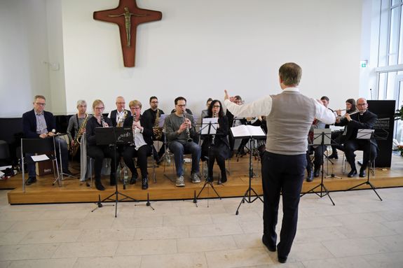 Das frisch gegründete "BO-Projektorchester" begleitete die Feier mit weihnachtlichen Weisen. Das frisch gegründete "BO-Projektorchester" begleitete die Feier mit weihnachtlichen Weisen.