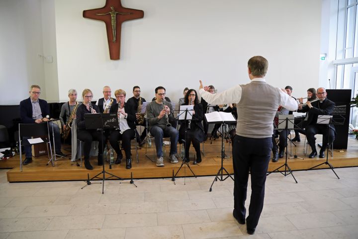 Das frisch gegründete "BO-Projektorchester" begleitete die Feier mit weihnachtlichen Weisen.