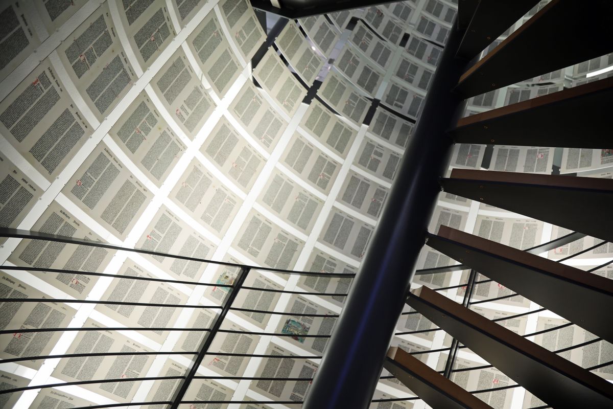 Im Aufgang zum Lesesaal kann man Repliken von einzelnen Seiten der "Grüninger-Bibel" bewundern. Im Aufgang zum Lesesaal kann man Repliken von einzelnen Seiten der "Grüninger-Bibel" bewundern.