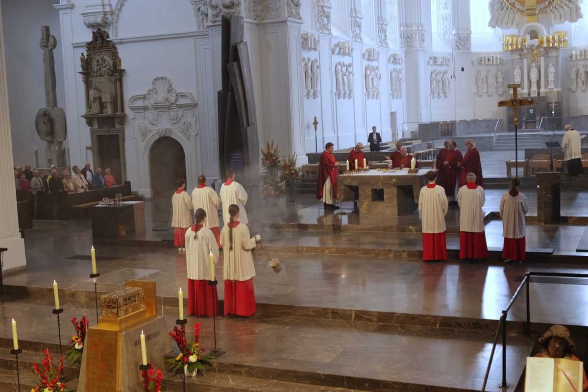 Weihbischof em. Ulrich Boom feierte am Mittwoch, 9. Juli, einen Kiliani-Wallfahrtsgottesdienst mit Gläubigen aus der Region Main-Rhön. Eine Begegnung auf dem Kiliansplatz schloss sich an. 
