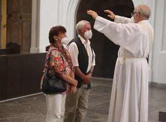 Mit rund 110 Ehepaaren aus der ganzen Diözese hat Weihbischof Ulrich Boom am Mittwochnachmittag, 23. Juni, einen Pontifikalgottesdienst gefeiert. Eingeladen waren Ehejubilare, die in den Jahren 2020 und 2021 auf 50, 60 oder 65 gemeinsame Jahre zurückblicken.