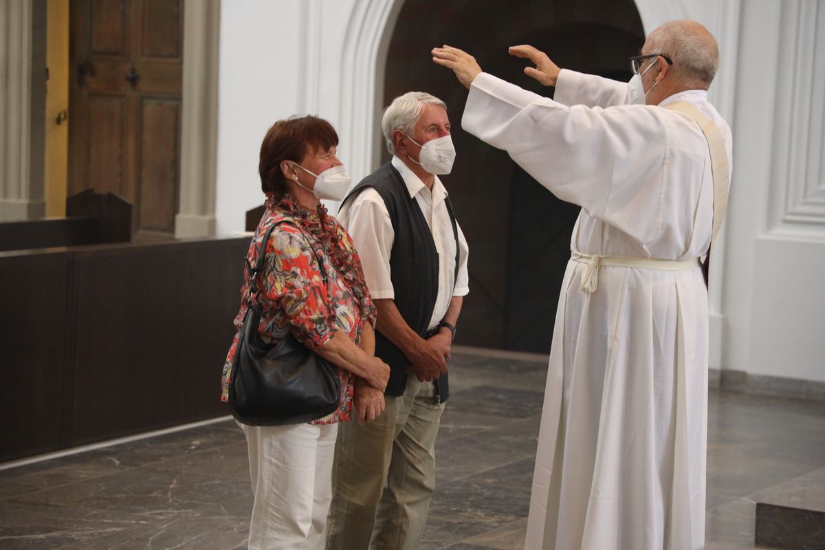 Mit rund 110 Ehepaaren aus der ganzen Diözese hat Weihbischof Ulrich Boom am Mittwochnachmittag, 23. Juni, einen Pontifikalgottesdienst gefeiert. Eingeladen waren Ehejubilare, die in den Jahren 2020 und 2021 auf 50, 60 oder 65 gemeinsame Jahre zurückblicken.