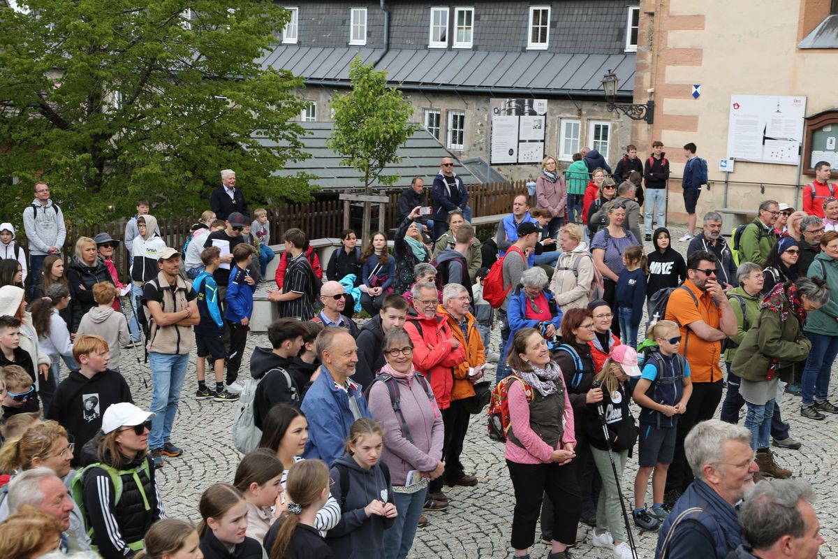 Fast 400 Gläubige haben an der Ökumenischen Kreuzbergwallfahrt mit Bischof Jung und Regionalbischöfin Bornowski teilgenommen.  Fast 400 Gläubige haben an der Ökumenischen Kreuzbergwallfahrt mit Bischof Jung und Regionalbischöfin Bornowski teilgenommen.