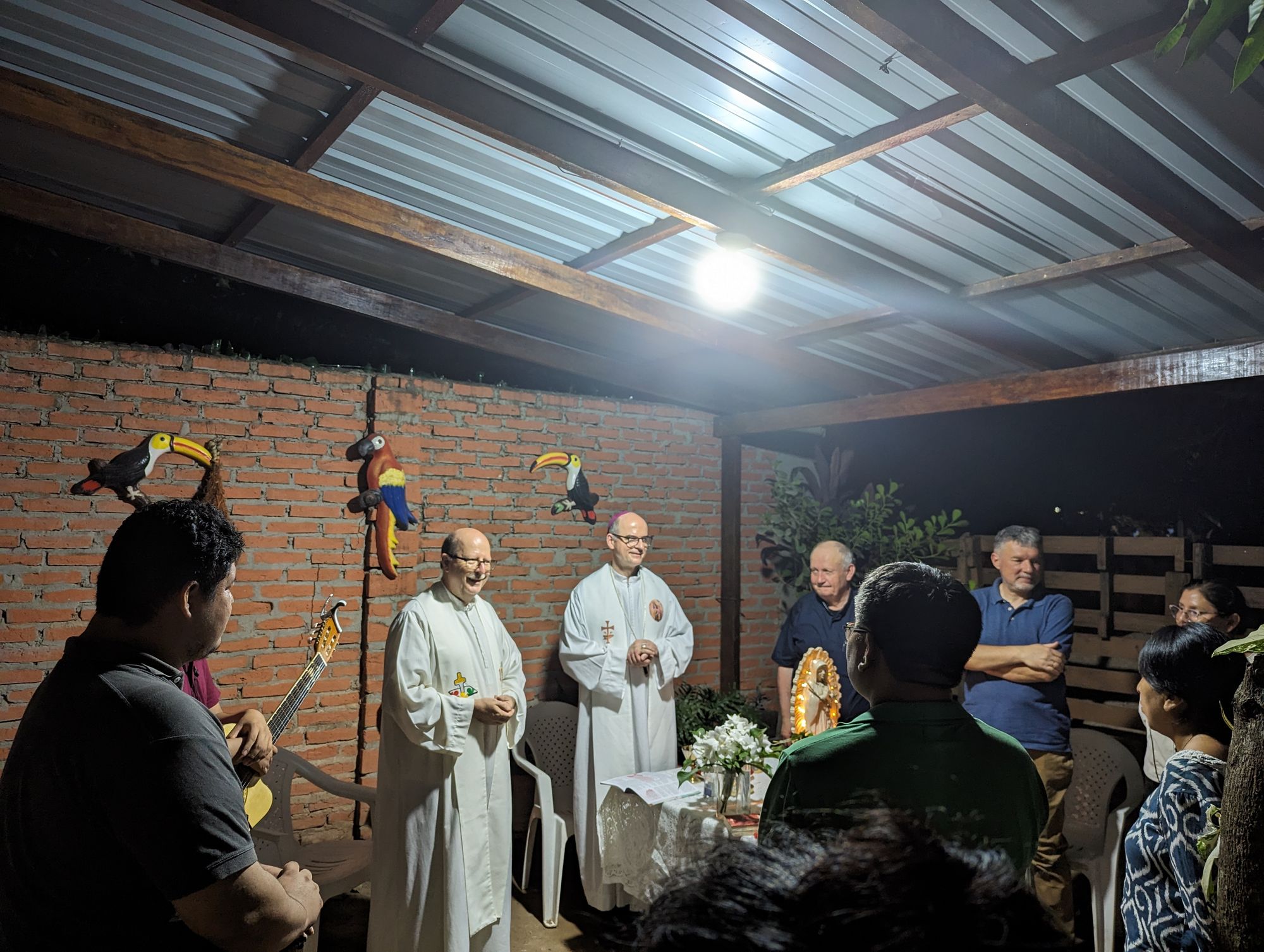 Pfarrer Christian Müssig (links) und Bischof Dr. Franz Jung bei einem Hausgottesdienst.