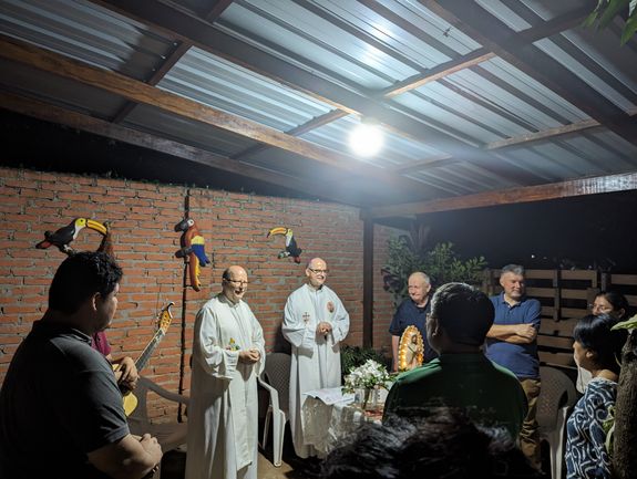 Pfarrer Christian Müssig (links) und Bischof Dr. Franz Jung bei einem Hausgottesdienst.