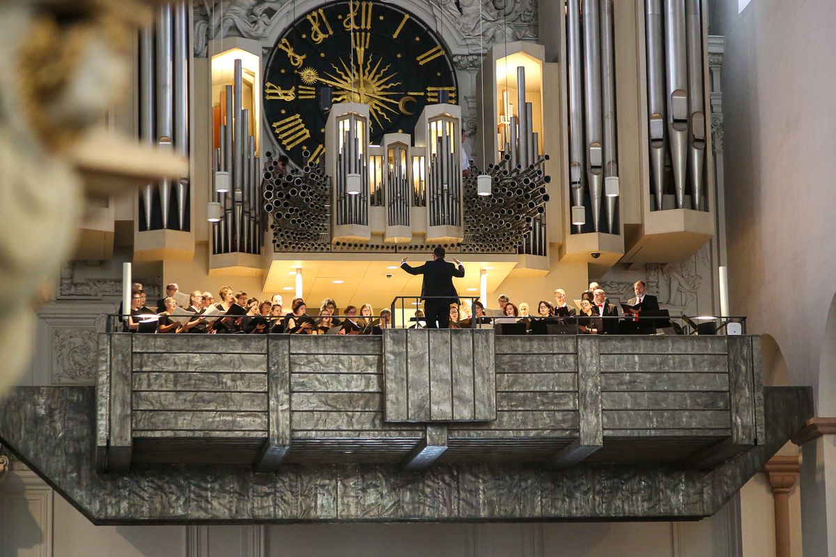 Der Domchor unter der Leitung von Domkapellmeister Christian Schmid begleitete die Fronleichnamsprozession in Würzburg.