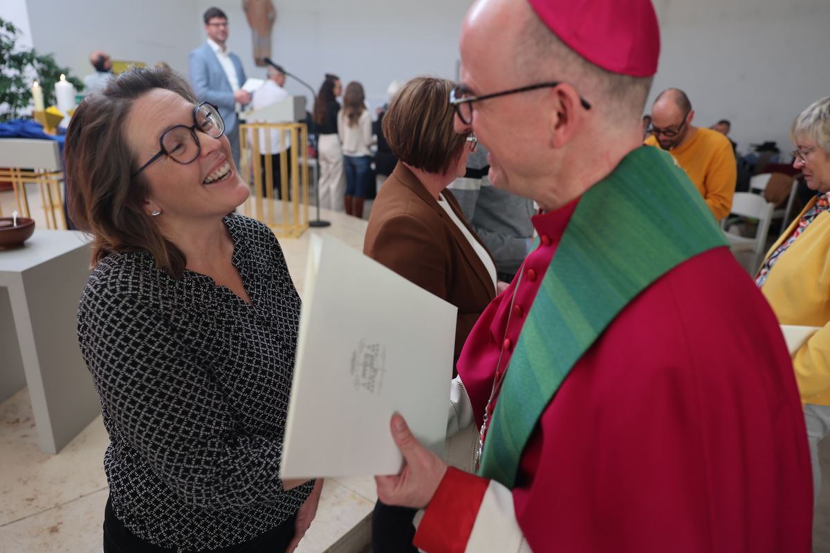 Bei einem Gottesdienst in der Jugendkirche Würzburg hat Bischof Dr. Franz Jung am Freitag, 25. Oktober, insgesamt 47 Personen für die Schulpastoral beauftragt.