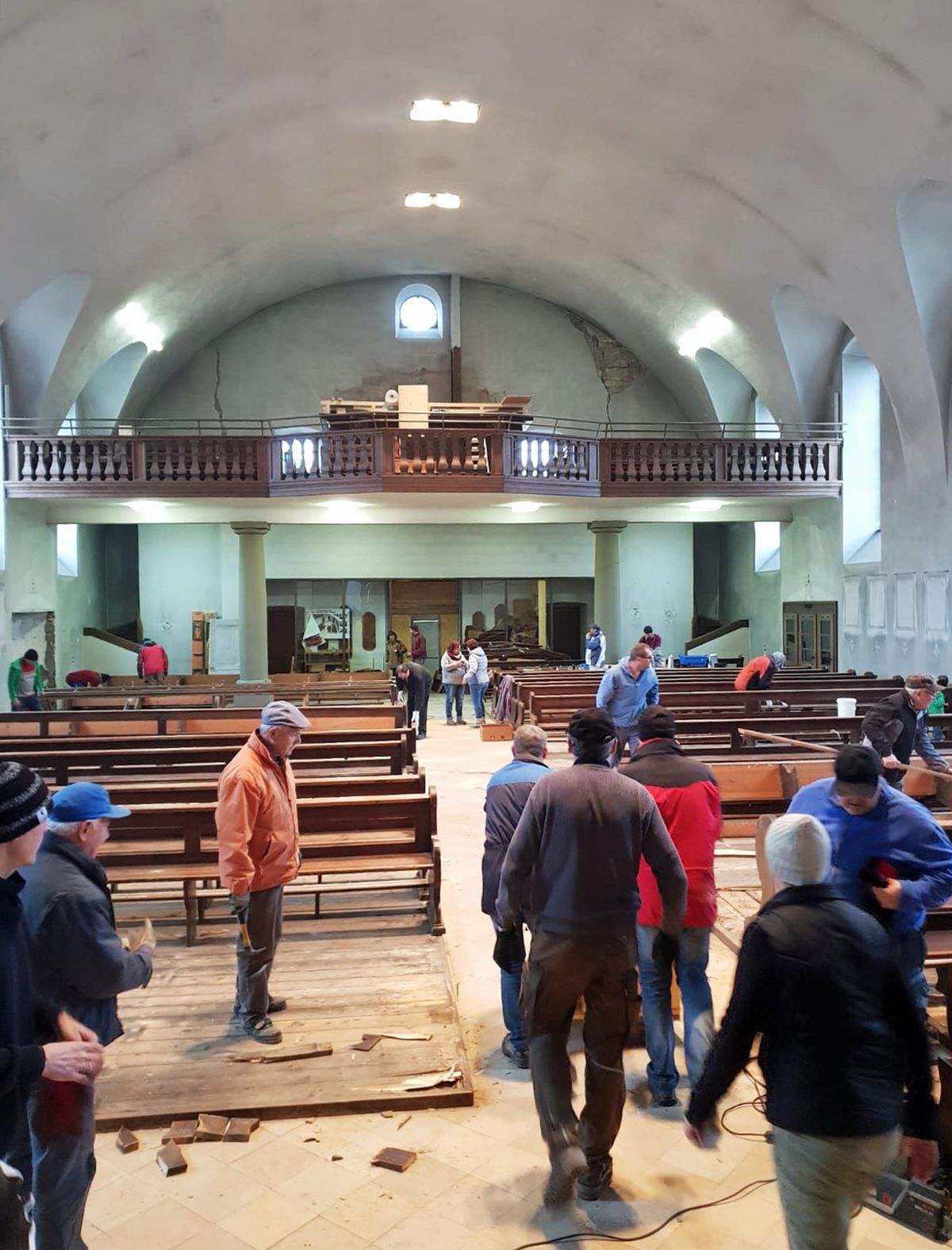 Insgesamt haben die ehrenamtlichen Helfer bei der Renovierung der Kirche Sankt Nikolaus rund 3500 Arbeitsstunden geleistet. Insgesamt haben die ehrenamtlichen Helfer bei der Renovierung der Kirche Sankt Nikolaus rund 3500 Arbeitsstunden geleistet.