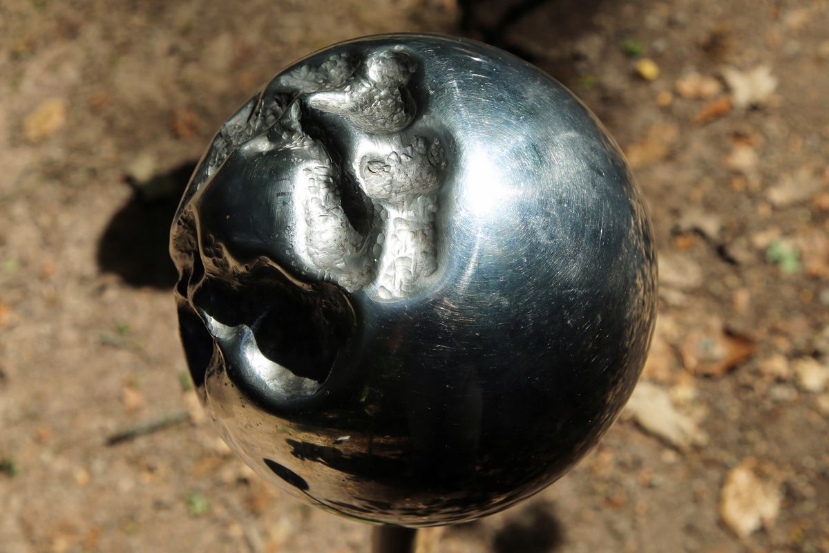 Jede Kugel weist ihre eigenen Verwundungen und Verletzungen auf.