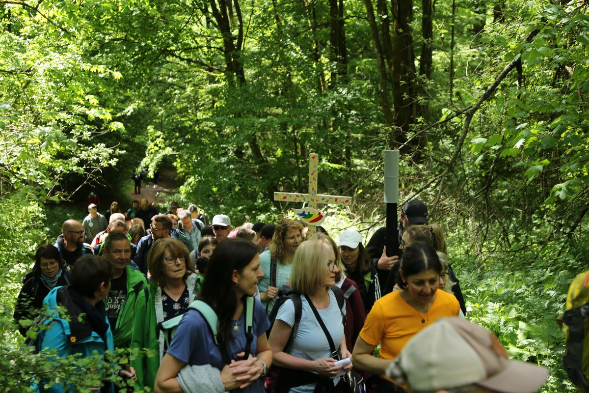 Fast 400 Gläubige haben an der Ökumenischen Kreuzbergwallfahrt mit Bischof Jung und Regionalbischöfin Bornowski teilgenommen.  Fast 400 Gläubige haben an der Ökumenischen Kreuzbergwallfahrt mit Bischof Jung und Regionalbischöfin Bornowski teilgenommen.