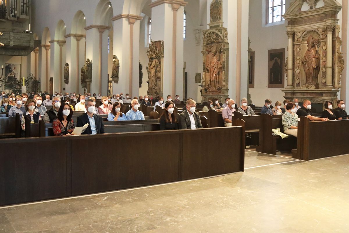 2721/0649 Dankgottesdienst für Ehejubilare mit Bischof Jung am Freitagabend, 2. Juli_28553 Mit rund 120 Ehepaaren aus der ganzen Diözese, die 2020 oder 2021 ihr silbernes Ehejubiläum feiern, hat Bischof Dr. Franz Jung am Freitagabend, 2. Juli, einen Gottesdienst im Würzburger Kiliansdom gefeiert.