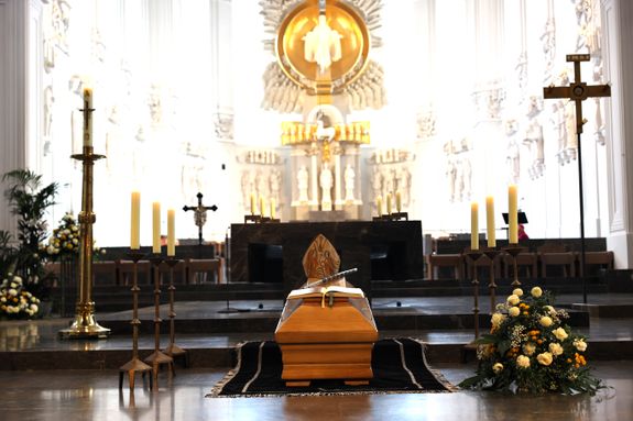 Bischof Dr. Franz Jung feierte am Samstag, 12. Oktober, im Würzburger KIliansdom ein Pontifikalrequiem für Weihbischof em. Helmut Bauer. Die anschließende Beisetzung leitete Dompropst Weihbischof Paul Reder. 
