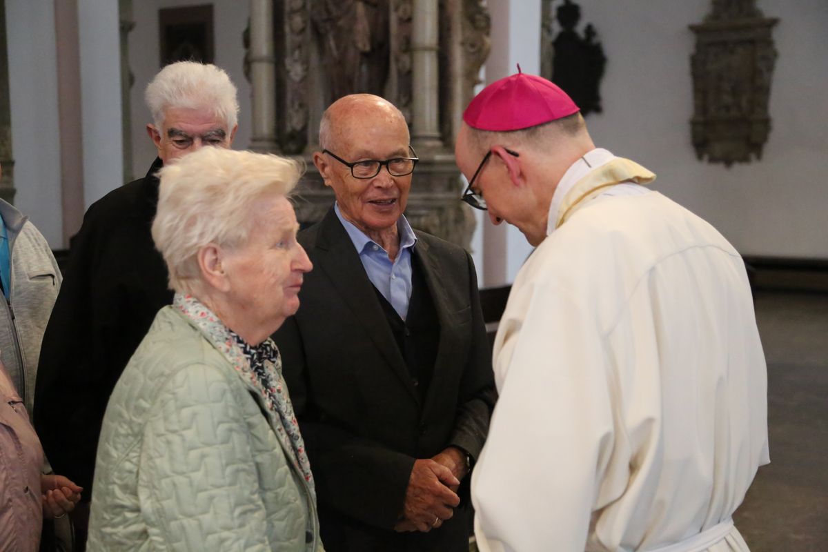 Bischof Dr. Franz Jung hat am Donnerstagnachmittag, 4. Juli, mit etwa 320 Paaren im Kiliansdom ihr goldenes oder diamantenes Ehejubiläum gefeiert.