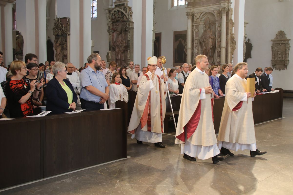 Fünf Frauen und zwei Männer hat Bischof Dr. Franz Jung bei einem Pontifikalgottesdienst am Freitag, 18. Juli 2025, als Pastoral- beziehungsweise Gemeindereferentinnen und -referenten beauftragt.
