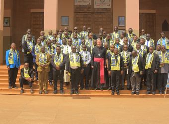 3326/0777 Weihbischof Paul Reder trifft Priesterrat der Diözese Mbinga Mit dem Priesterrat der Diözese Mbinga diskutierte Weihbischof Paul Reder unter anderem über den Synodalen Weg in Deutschland.