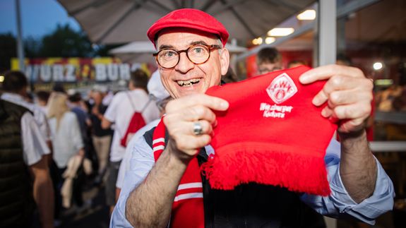 2326/0565 Bischof Jung Würzburger Kickers Bischof Dr. Franz Jung gratuliert den Würzburger Kickers zum Aufstieg in die 3. Liga.