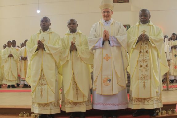 3326/0785 Weihbischof Paul Reder Priesterweihe im Dom Mbinga