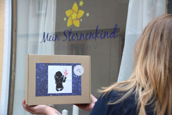 Vanessa Suslow hält eine Erinnerungs- und Ratgeberbox, die der Verein „Mein Sternenkind Miltenberg“ für betroffene Familien bereithält.