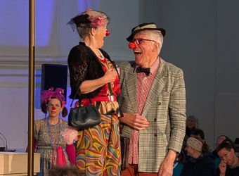 2126/0510 Kaleidoskop Clowns an die Macht