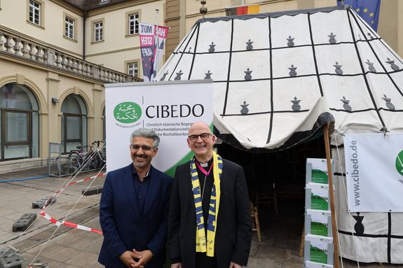 2126/0503 Auf einen Chai mit dem Bischof