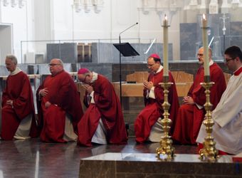2226/0548 Pfingstgottesdienst mit Bischof Jung