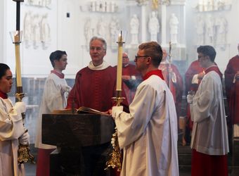 2226/0548 Pfingstgottesdienst mit Bischof Jung