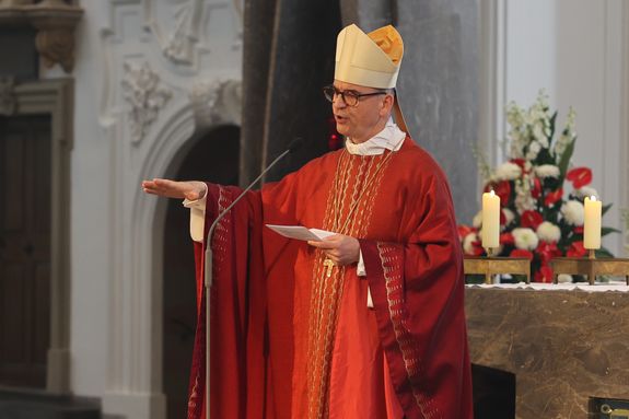 2226/0548 Pfingstgottesdienst mit Bischof Jung