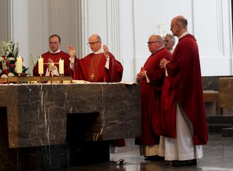 2226/0548 Pfingstgottesdienst mit Bischof Jung