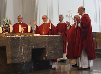 2226/0548 Pfingstgottesdienst mit Bischof Jung