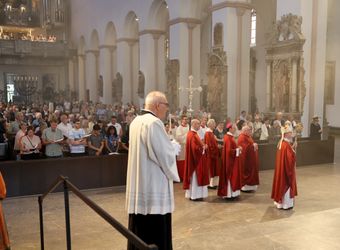 2226/0548 Pfingstgottesdienst mit Bischof Jung
