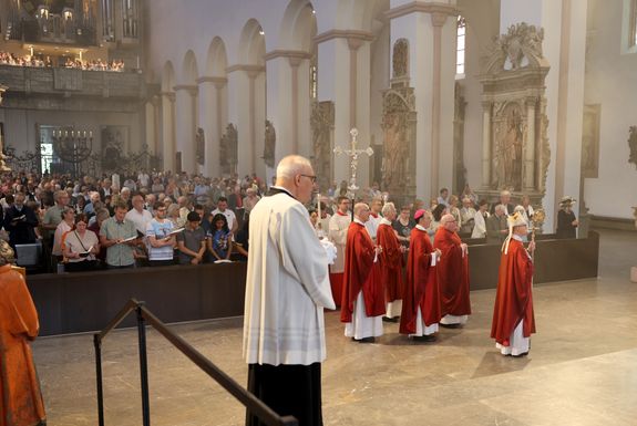 2226/0548 Pfingstgottesdienst mit Bischof Jung