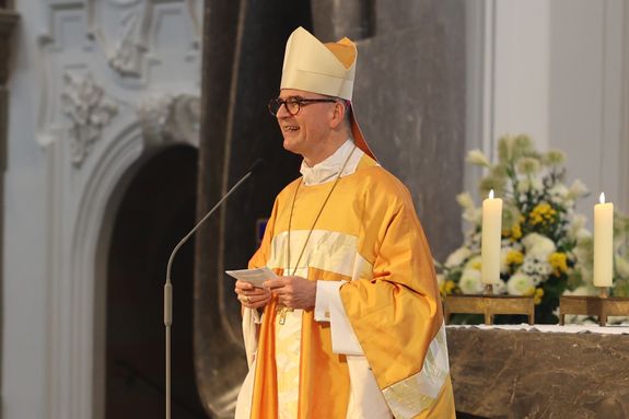 In seiner Predigt betrachtete Bischof Dr. Franz Jung die Enzyklika "Magnifica Humanitas" von Papst Leo XIV. Darin wendet sich der Papst unter anderem gegen den Zwang zur Selbstoptimierung.